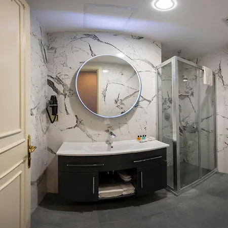 Moonlight Elegance Boutique Hotel 4*