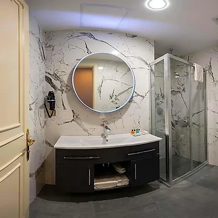 Moonlight Elegance Boutique 4*