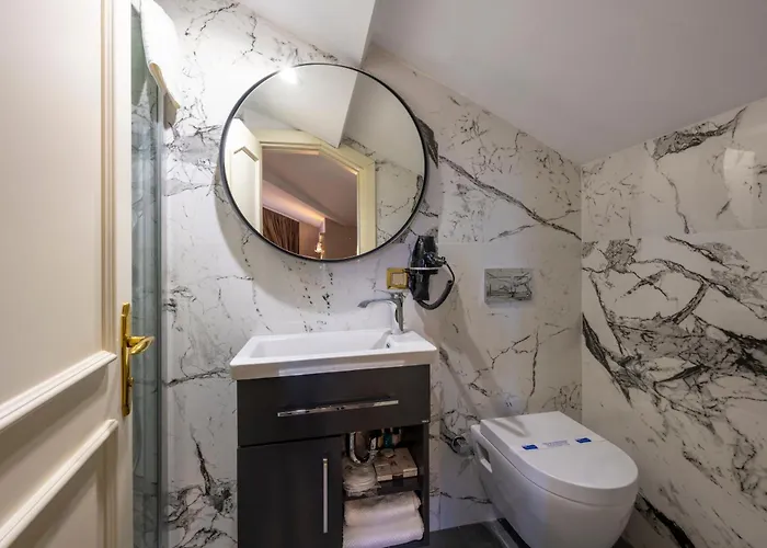 Moonlight Elegance Boutique Hotel 4*